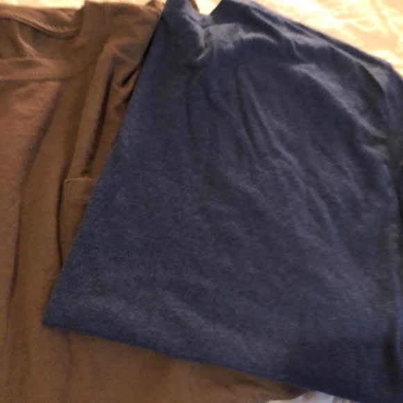 Bundle of 3 items 2 Hanes XL t shirts & 1 pair NWT Gap flip flops size 12 - Picture 11 of 11